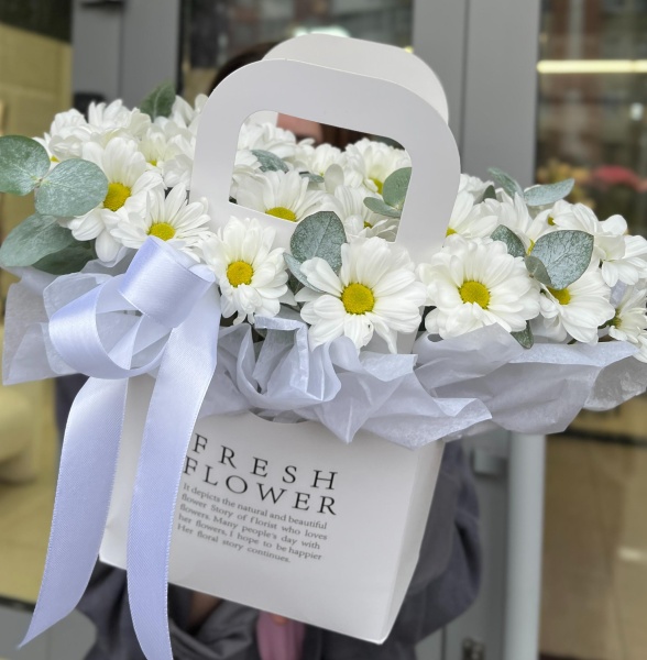 054 Сумочка с хризантемами и эвкалиптом (С)